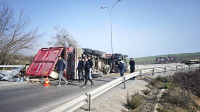 Bursa’da TIR devrildi