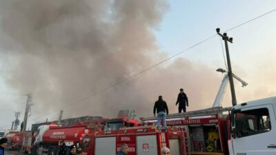 Bursa’da geri dönüşüm tesisinde başlayan yangın fabrikaya sıçradı