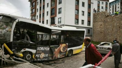 Bursa’da özel halk otobüsü 10 metreden uçtu!